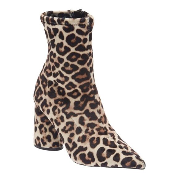 Steve Madden Valyant pointed toe bootie in leopard velvet size 7.5 NWB.